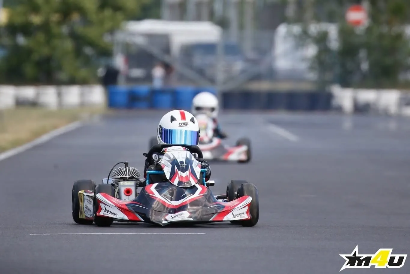Kart SuperSonic Racing na torze