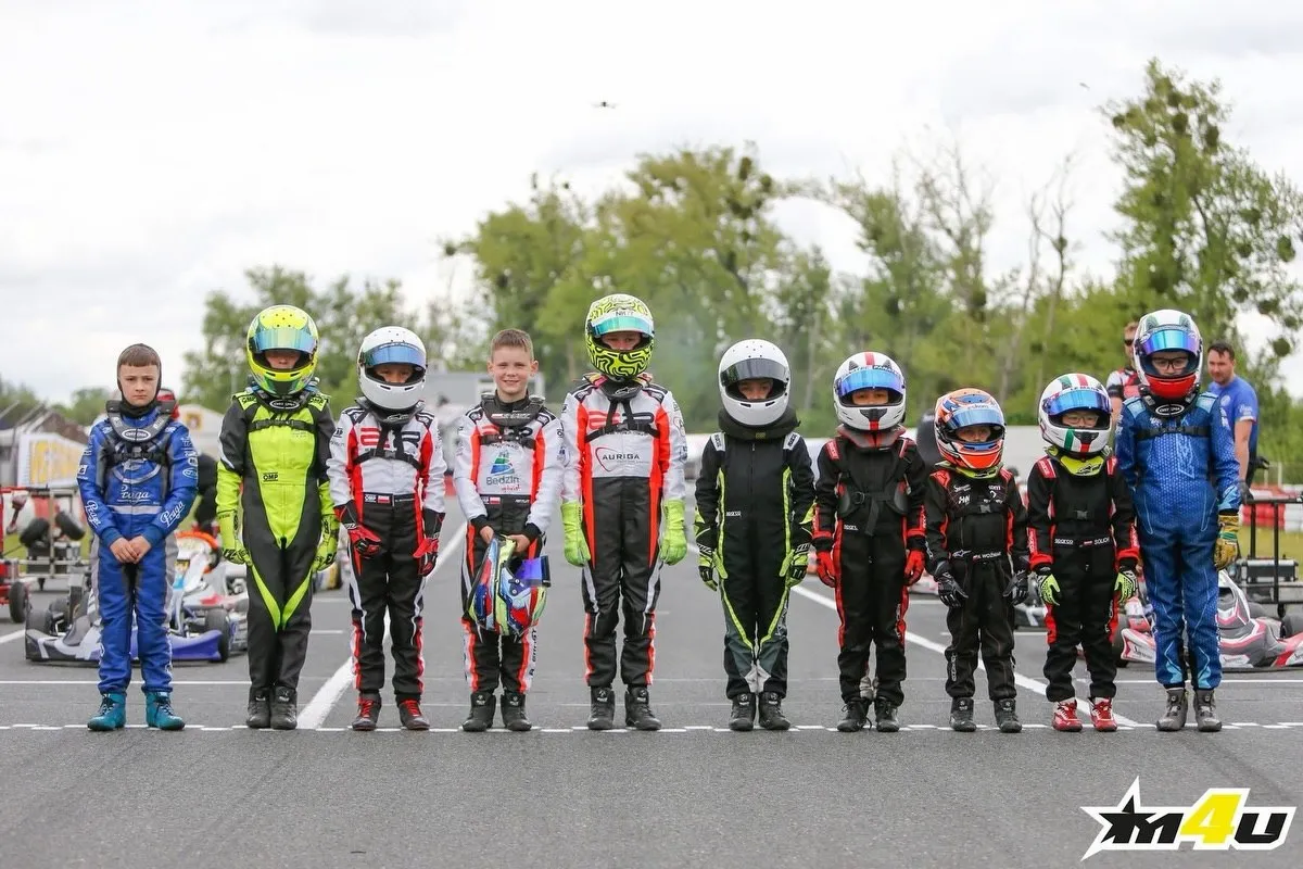 Kierowcy SuperSonic Racing na linii startu