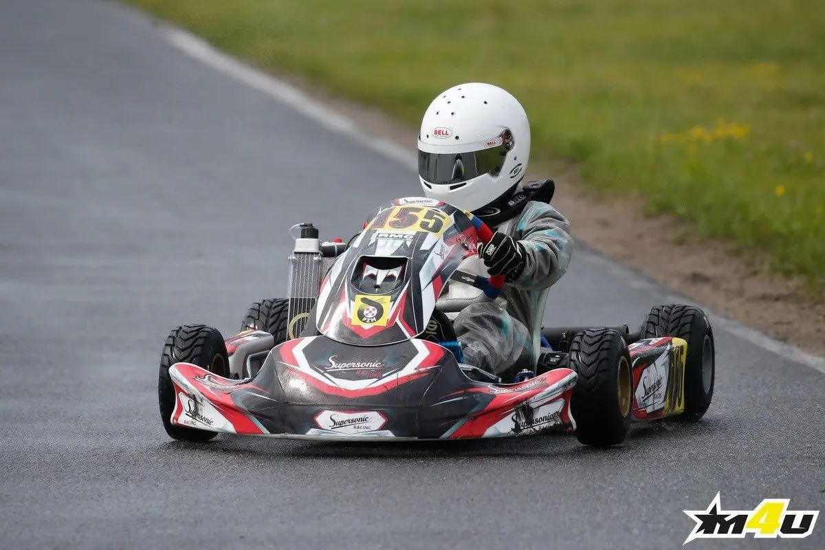 Zawodnik SuperSonic Racing na torze kartingowym