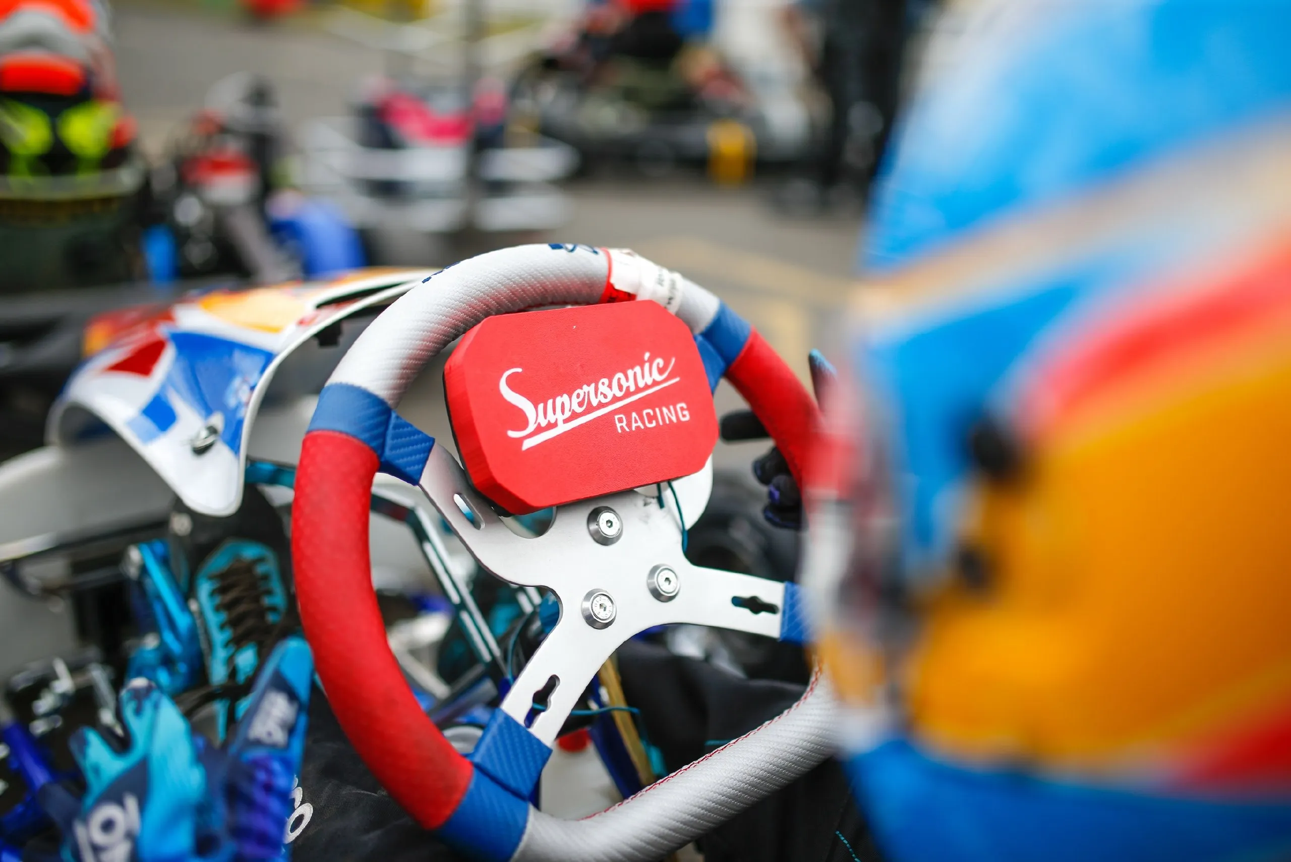 Kierownica kartingu z logo SuperSonic Racing