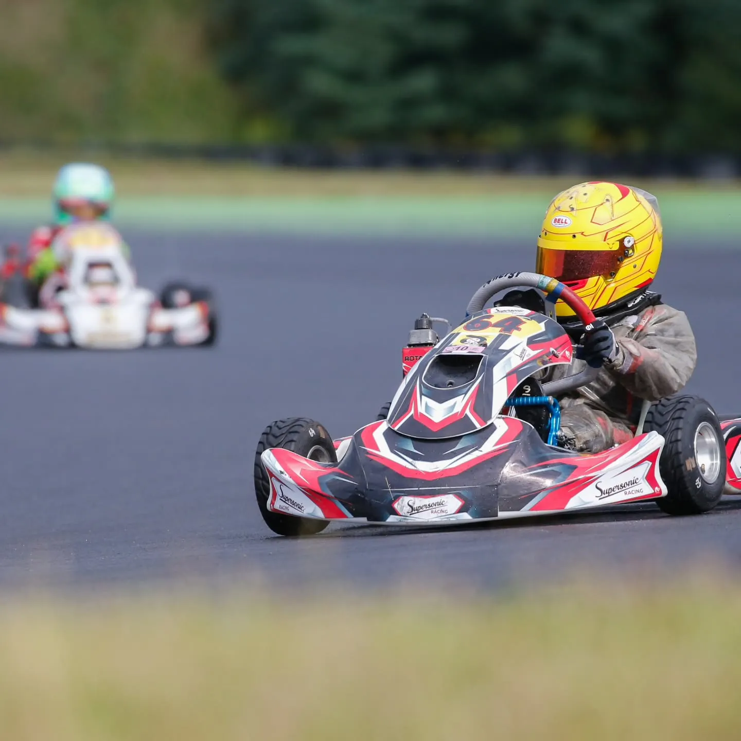 Kart SuperSonic Racing na torze, widok z przodu