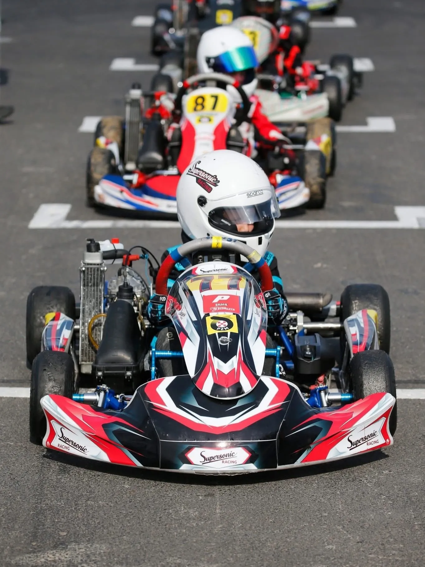 Kart SuperSonic Racing na polu startowym